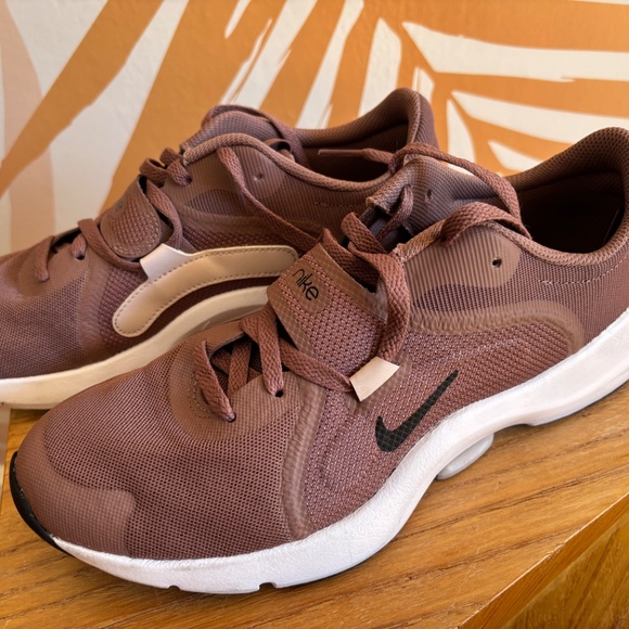 Nike Women’s cross-train sneakers – Mauve & White | Size 9 - Picture 3 of 5